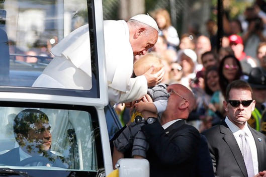 23-pope-francis-baby-kiss-dc.w529.h352